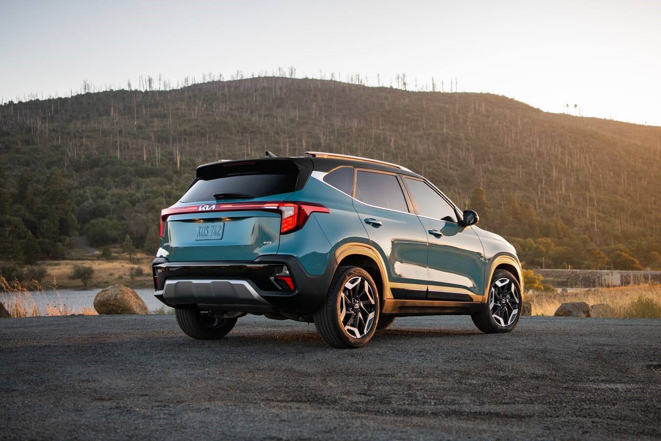 2026 Kia Seltos S (FWD) — Rear three-quarter