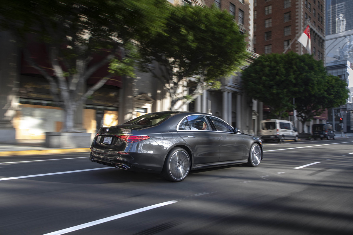 2026 Mercedes-Benz S 580 4MATIC — Rear three-quarter