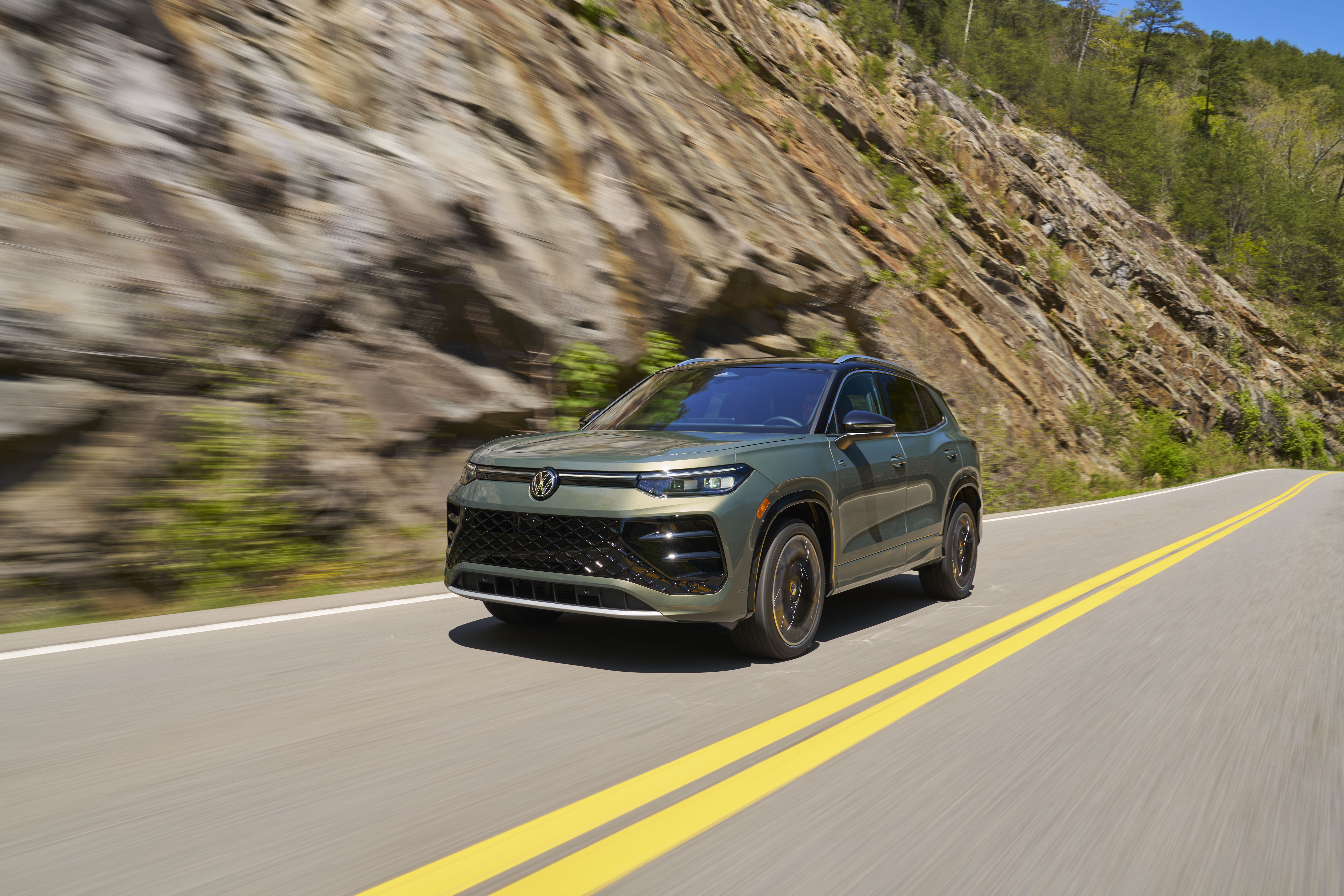 2026 Volkswagen Tiguan SE 4motion — Front three-quarter