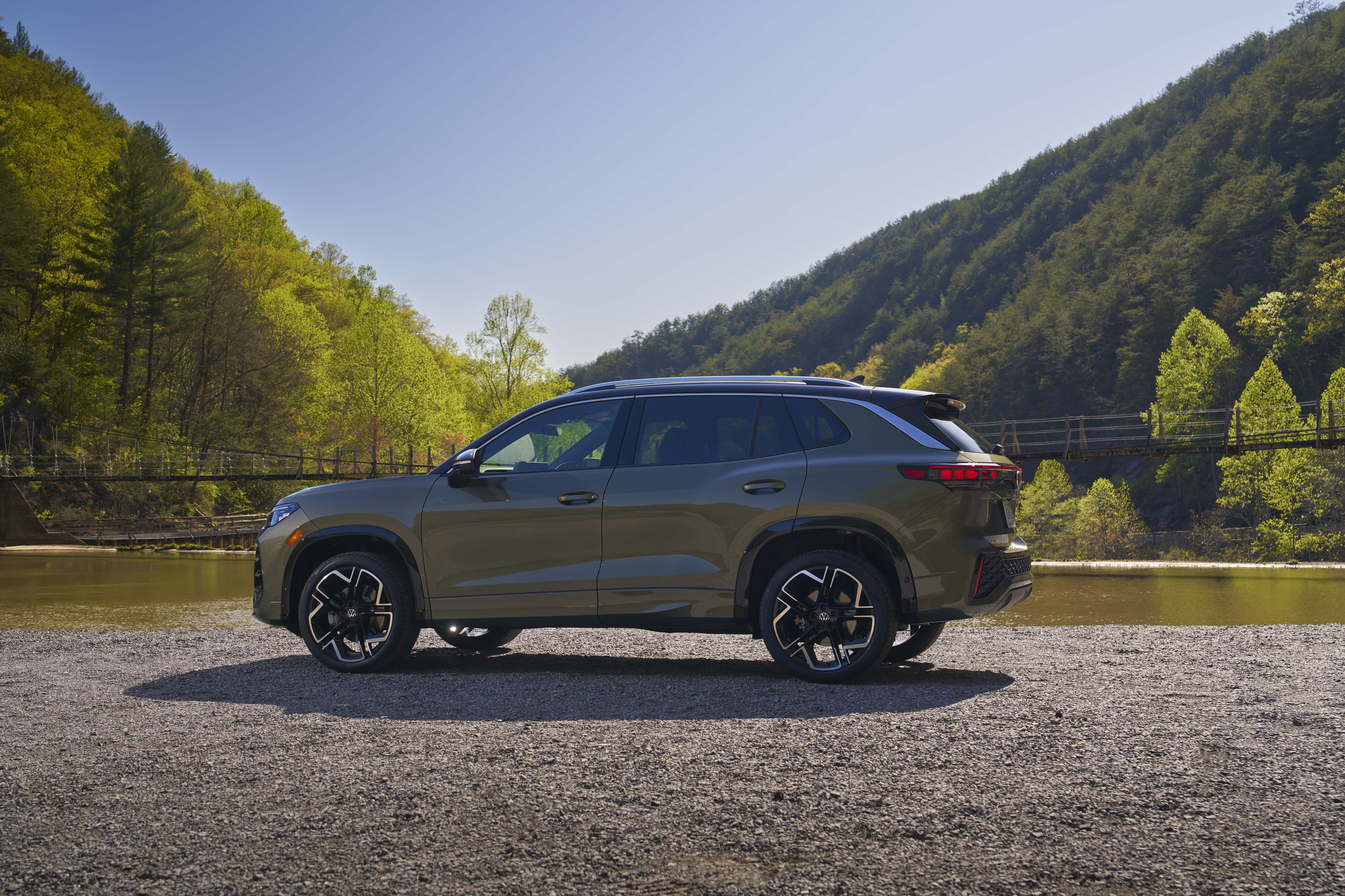 2026 Volkswagen Tiguan SE 4motion — Profile