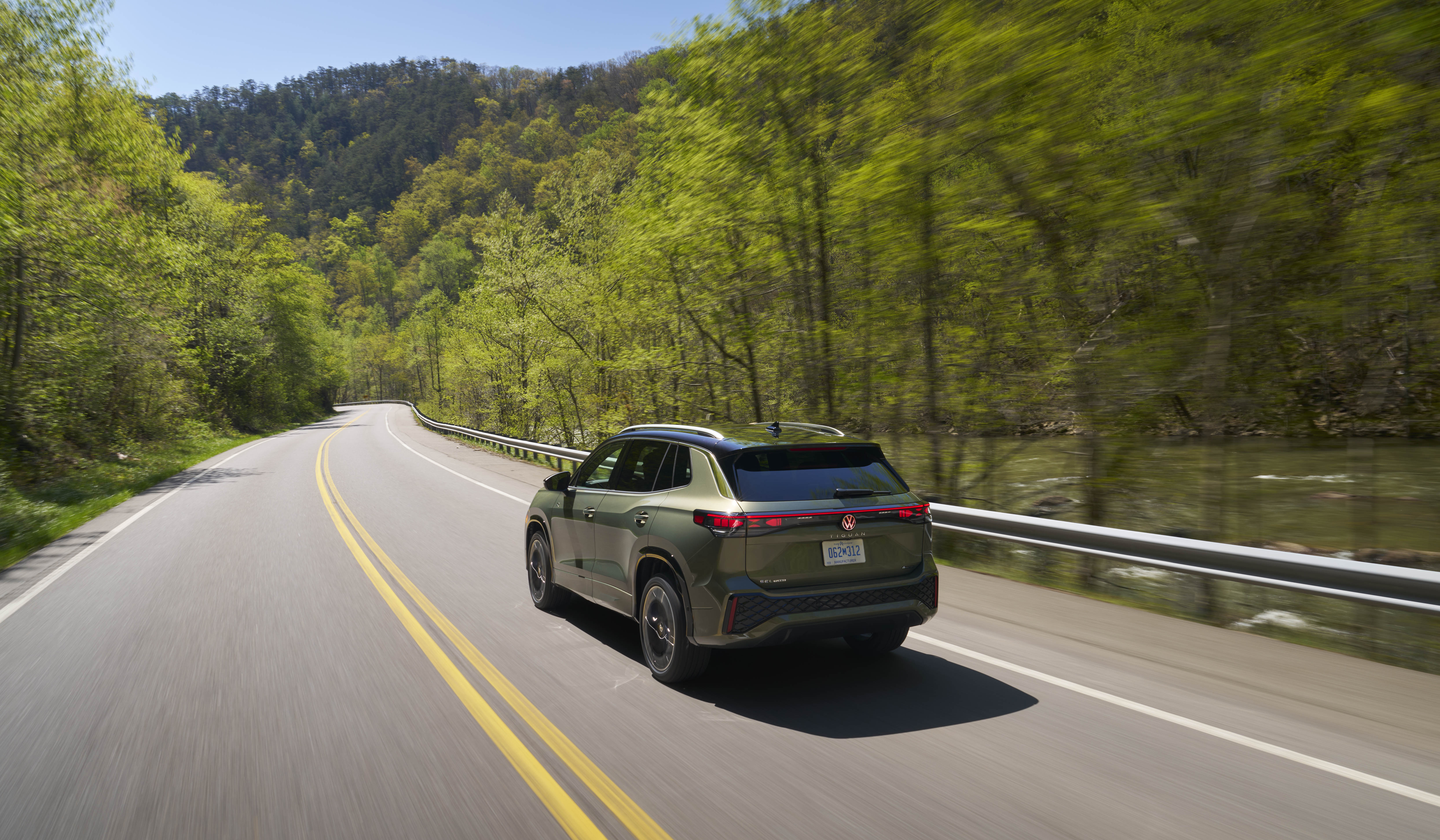 2026 Volkswagen Tiguan SE 4motion — Rear three-quarter